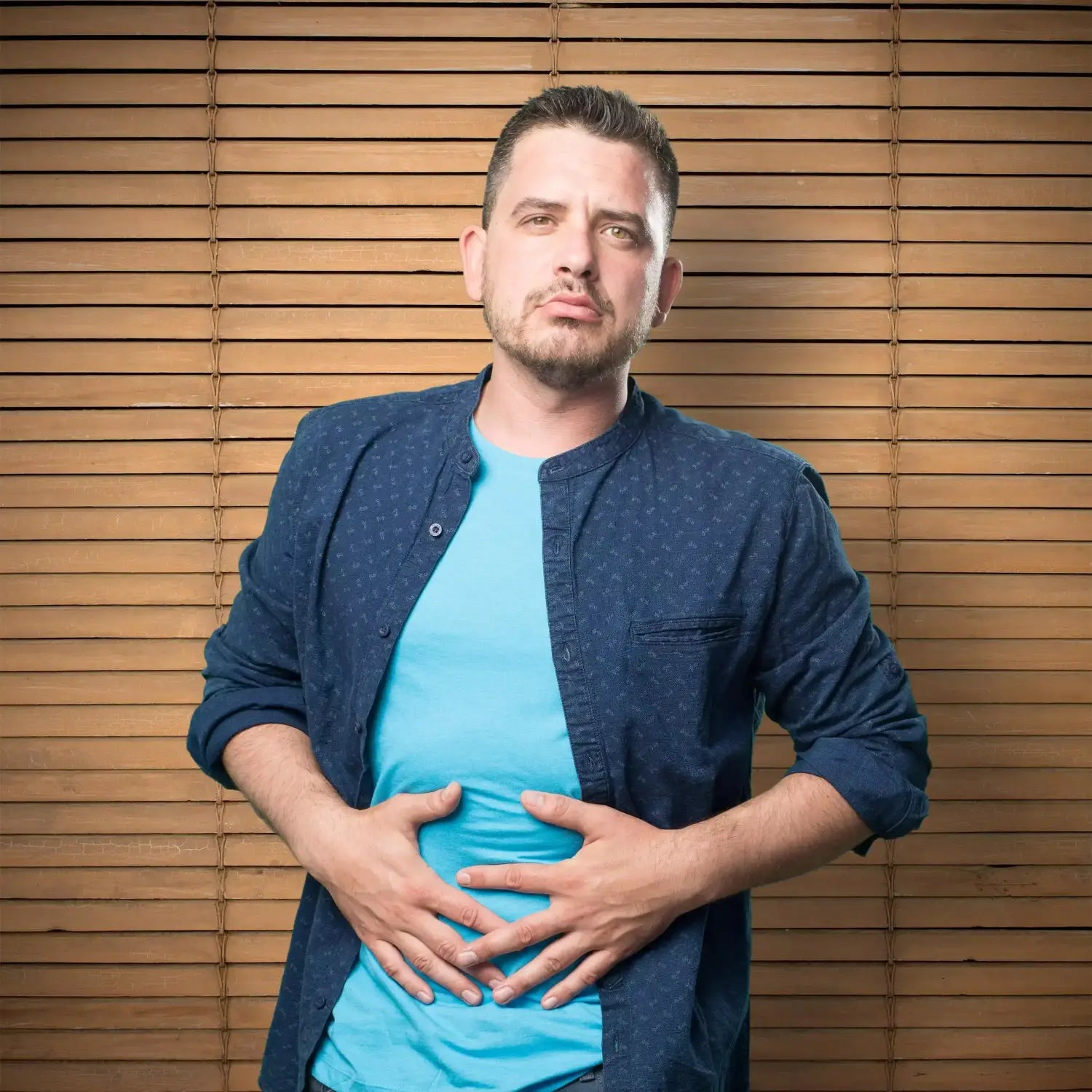 “Homme avec inconfort abdominal et ballonnements – image liée aux problèmes digestifs courants”