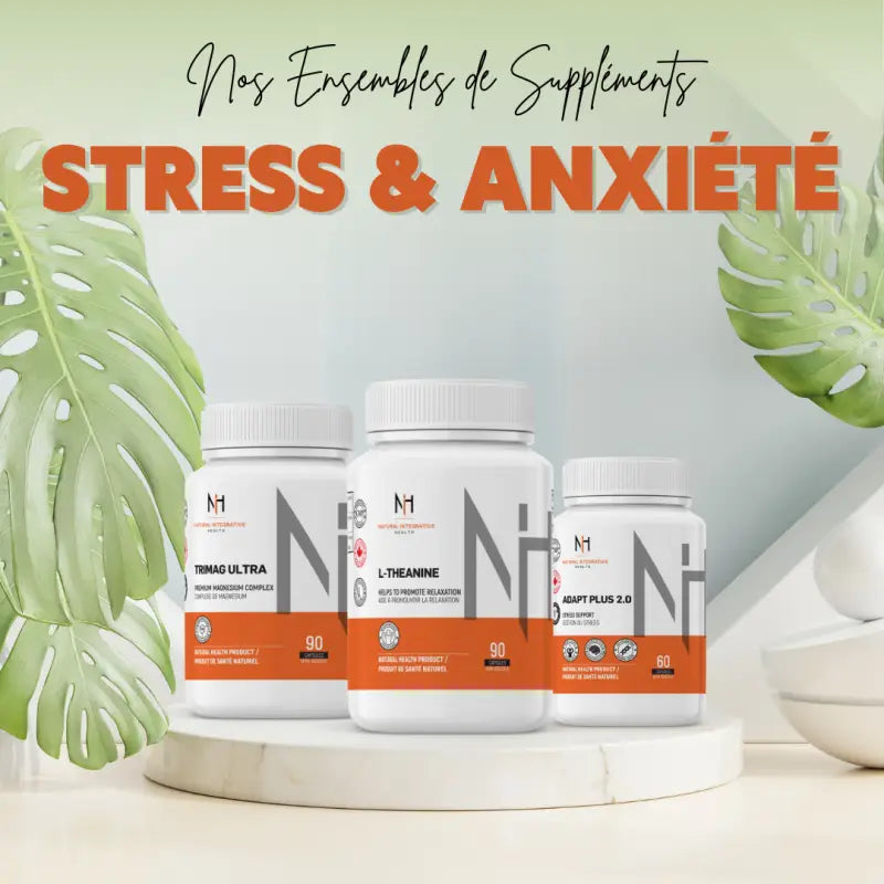 Ensemble de suppléments pour stress et anxiété de NIH Supplements incluant Trimag Ultra, L-Théanine et Adapt Plus 2.0, posés sur socle décoratif avec feuilles tropicales.